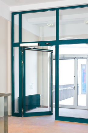 Pogon zaokretnih vrata - TSA 160 NT, Sveučilište primijenjenih znanosti i umjetnosti, Holzminden Elektrohidraulični pogon zaokretnih vrata stvara osjećaj prolaska bez prepreka i praktičnost hodanja