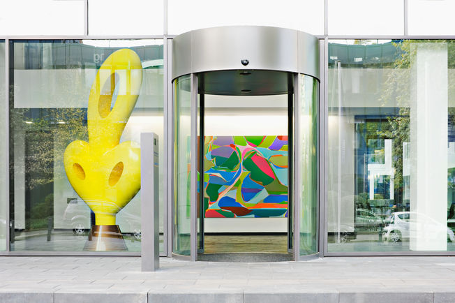 Slimdrive SCR mit erhöhtem Deckenkranz Eingang ins Firmengebäude Four Elements in Düsseldorf