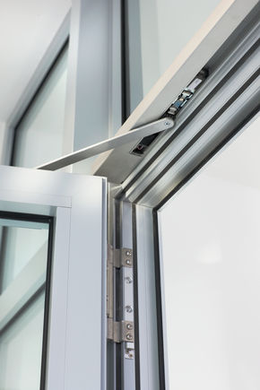 Zatvarač vrata TS 5000 R u Umjetničkoj visokoj školi Alfter, Bonn Zatvarač vrata omogućuje praktičnost hodanja i savršeno se uklapa u ukupnu sliku sa svojim minimalističkim dizajnom. TS 5000 R se na osnovi svoje dimne sklopke također može montirati na protupožarna i protudimna zaštitna vrata.
