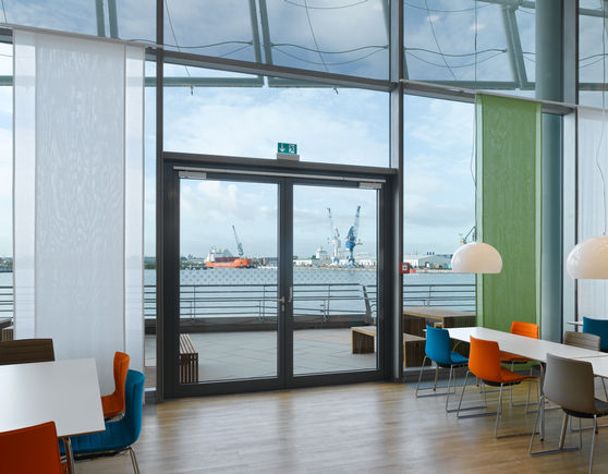 Felső szerelésű, csúszósínes ajtózár TS 5000 L-ISM, beépítve a hamburgi Unilevernél. Felső szerelésű, csúszósínes ajtózár rendszer, pánttal ellentétes oldalon, kétszárnyú ajtókhoz antipánik funkcióval és csukássorrend szabályozással.