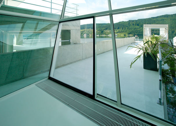 Automatischer Schiebetürantrieb Slimdrive SL geneigt in der Villa Soravia in Millstatt Österreich Automatisches Linear-Schiebetürsystem für den Einsatz an geneigten Glasfassaden