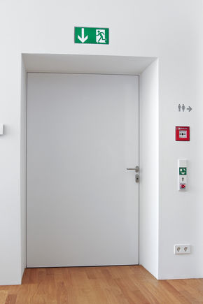 Sterownik drzwi ewakuacyjnych TZ 320 w obiekcie VitraHous w VitraHous, Weil am Rhein. Centrala drzwiowa do uniwersalnie stosowanego sterownika i zabezpieczenia usieciowionych drzwi ewakuacyjnych