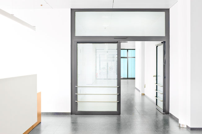 Swing door system - Slimdrive EMD F-IS, Klinikum Düsseldorf Electromechanical swing door system for double leaf fire and smoke protection doors with integrated mechanical closing sequence control