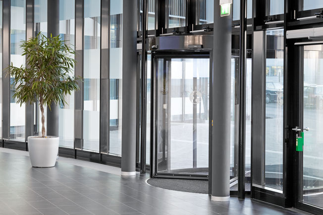 TSA 325 NT BO TSA 325 NT BO - Automatic revolving door system for emergency exits with break-out function, this feature allows you to swivel the leaf and side panels in direction of emergency exit. The entrance to the building has plenty of natural light, the glass façades meet the highest design demands. There is an obstacle detection that stops the opening or closing process when an obstacle is noticed by touch.