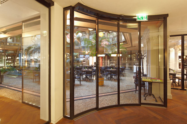 Système automatique de portes automatiques cintrées et rondes Slimdrive SC Système automatique de portes automatiques cintrées et rondes Slimdrive SC, installé dans le café Luitpold à Munich.