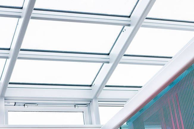 Openingsaandrijving - OL 90 met E 212, VGH Versicherungen Elektrische lineaire aandrijving voor de automatisering van vlakvorm-bovenlichtopeners