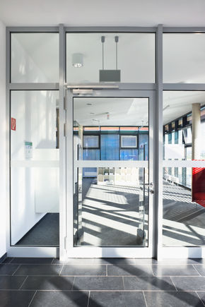 Deurdranger TS 5000 R, geïnstalleerd in Reiterhalle Alfter, Alfter bij Bonn. Het deurdranger biedt gebruiksgemak en past perfect in het totaalbeeld met zijn minimalistische ontwerp. De TS 5000 R kan door zijn rookmelder ook ook brandwerende en rookbeschermingsdeuren worden gemonteerd.