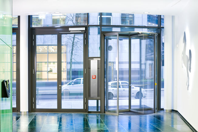 Automatic revolving door system - TSA 325 NT + swing door drive - Slimdrive EMD, VGH Versicherungen (insurance company) The revolving door ensures that more light comes in and that visitors have barrier-free access. This also applies to swing door drive.