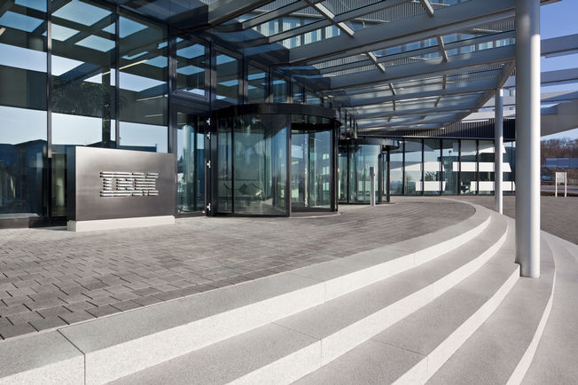 TSA 325 NT BO TSA 325 NT BO Automatisches Karusselltürsystem für Flucht- und Rettungswege mit Break-Out-Funktion, diese Funktion ermöglicht ein Aufschwenken der Flügel- und Seitenteile in Fluchtrichtung .Für Innen- und Außentüren mit höchsten Sicherheitsanforderungen. Elektrische Verriegelungen für die Betriebsart "Nacht" integriert  Hat ein integrierten Akku für Notöffnung bei sicherheitsrelevanten Fehlern wie z.B. Stromausfall.