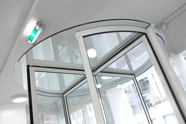 TSA 325 NT GG Rörliga glasskiljeväggar. Inomhus och skyddat område utomhus. Runtomgående integrerad profil för upptagning av funktionsenheterna.Genomgående glasyta - ingen profil synlig.Högkvalitativt, arkitektoniskt formspråk.ESG 6 mm eller 8 mm som kan användas limmad på båda sidor med profil.Kan kombineras med alla andra elementtyper.