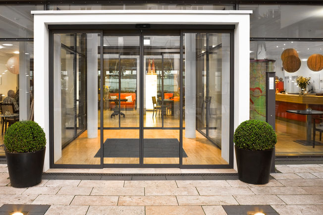 Automatische schuifdeuraandrijving SL-BO, geïnstalleerd bij de AWO in Keulen Automatisch schuifdeursysteem voor vluchtroutes met een Break-Out-functie