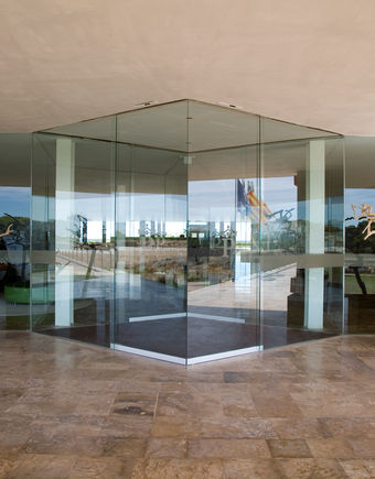 Automatic sliding door drive Slimdrive SLV (corner sliding door) at Hotel Parador National del Saler in Valencia Very smooth low-wear automatic linear sliding door system with low height and clear design line for optimum ease of access.