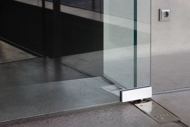 Detailed view of the TS 550 NV at Glas Trösch, Kempten. GEZE floor spring TS 500 NV for corner bearing all-glass assemblies door leaf suitable for single- and double-action doors