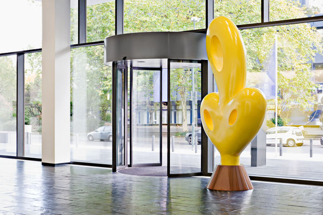 Slimdrive SCR met verhoogde plafondkrans Voor representatieve gebouwingangen met grote lichtinval Heeft een geïntegreerde accu voor noodopening bij veiligheidsrelevante storingen, zoals stroomuitval.