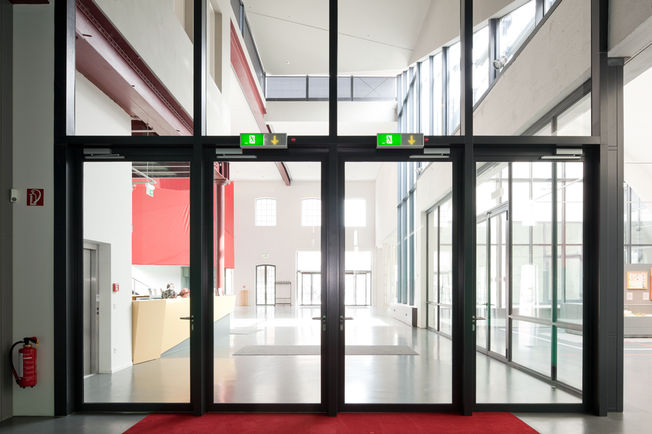 Zatvarač vrata TS 5000, Ugrađen u tekstilnom i industrijskom muzeju u Augsburgu. Zatvarač vrata omogućuje optimalnu praktičnost hodanja i sem toga savršeno se uklapa u ukupnu sliku. TS 5000 nudi ne samo hidraulični graničnik nego i prigušivač otvaranja.