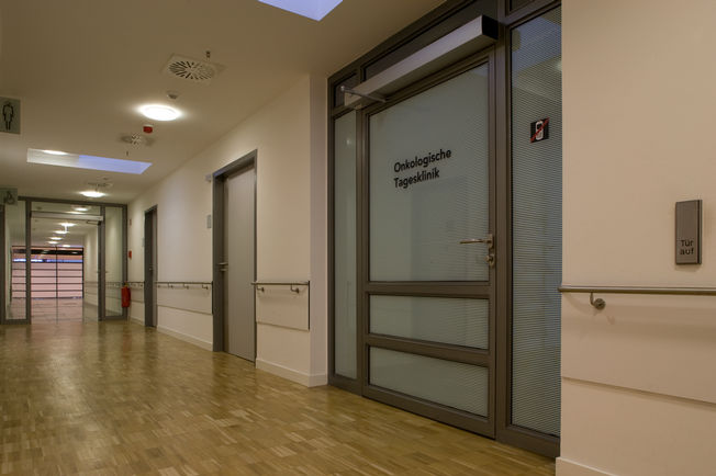 TSA 160 NT-F - elektromehanički sustav pogona zaokretnih vrata u Robert Bosch bolnici, Stuttgart Elektrohidraulični pogon zaokretnih vrata za jednokrilna protupožarna i protudimna zaštitna vrata, automatsko obrtanje detektira prepreku i vraća se u položaj otvaranja