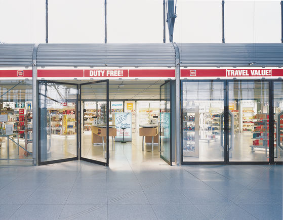 Zahlreiche Einsatzmöglichkeiten: in Einkaufszentren und Ladeneingängen, Bahnhöfen, Flughäfen, Hotellerie und Gastronomie oder als Nachtabtrennung für Banken und Konferenzräume.