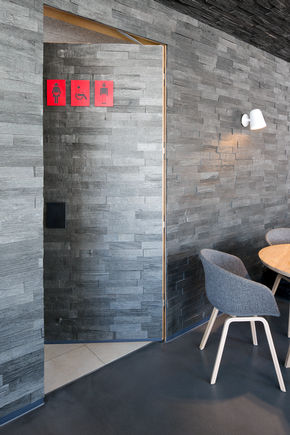 Deurdranger Boxer bij toiletdeur in de wijk Killesberghöhe in Stuttgart. Geïntegreerde deurdranger voor eenvleugelige deuren tot 1400 mm vleugelbreedte. Deurdranger is in deurblad en kozijn verzonken en voldoet aan de hoogste designeisen. Hydraulische eindslag die de deur vlak voor de gesloten stand versnelt.