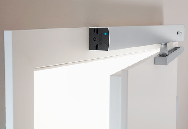 Drehtürantrieb ECturn mit Gleitschiene Automatischer Drehtürantrieb ECturn für barrierefreie einflügelige Türen, Elektrischer Endschlag und Hinderniserkennung bemerkt ein Hindernis durch Berührung und stoppt den Öffnungs- oder Schließvorgang