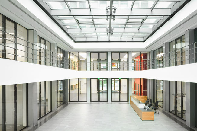 Ajtócsukó TS 5000 L-R-ISM, a kölni Generali Deutschland AG-nél. TS 5000 L-R-ISM felső szerelésű ajtócsukó kétszárnyú ajtókhoz integrált, láthatatlan csukássorrend szabályozással felszerelve, az ajtószárnyra a pánttal ellentétes oldalra felszerelve. Tűz esetén működésbe lép az integrált füstjelző, és az ajtó automatikusan becsukódik.