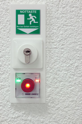 Fluchttürsteuerung TZ 320, Stuttgart. Door control unit TZ 320 installed in the office building Z-UP