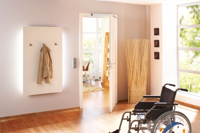 Drehtürantrieb ECturn mit Flächentaster LS990 Automatischer Drehtürantrieb ECturn für barrierefreie einflügelige Türen, Elektrischer Endschlag und Hinderniserkennung bemerkt ein Hindernis durch Berührung und stoppt den Öffnungs- oder Schließvorgang