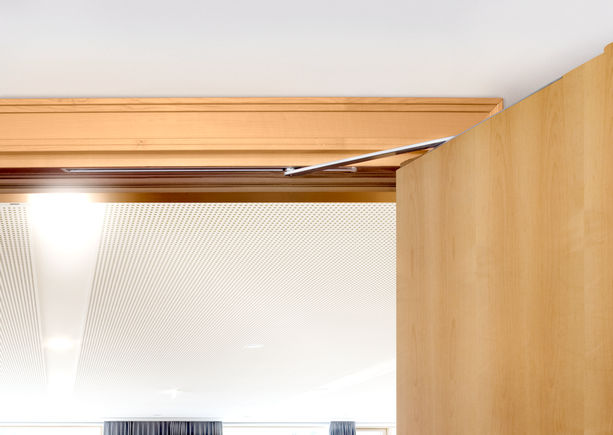 Automatisme de portes battantes ECturn Inside dans l’hôtel Walldorf Astoria, Berlin Automatisme de portes battantes électromécanique intégrable pour portes accessibles à un vantail avec à-coup final électrique qui accélère la porte peu avant la position fermée. Il est également équipé dʼune détection des obstacles qui détecte un obstacle par contact et arrête lʼouverture ou la fermeture.