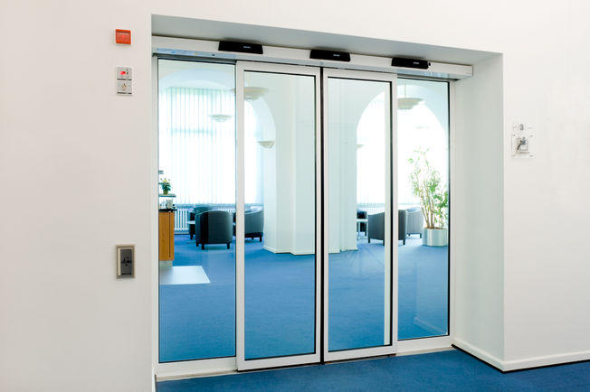 Automatic sliding door drive Slimdrive SL with combined detector GC 362 and active infrared detector GC 333 in the Financial Academy, Bonn Very smooth low-wear automatic linear sliding door system with low height and clear design line for optimum ease of access.