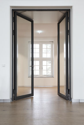 Dörrstängare Boxer ISM på Heremitage-museet Integrerat dörrstängarsystem för dubbeldörrar med integrerad koordinator, hållmagnet och integrerad öppningsbroms som bromsar upp uppslagna dörrar.