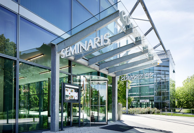 TSA 325 NT GG Rörliga glasskiljeväggar. Inomhus och skyddat område utomhus. Runtomgående integrerad profil för upptagning av funktionsenheterna.Genomgående glasyta - ingen profil synlig.Högkvalitativt, arkitektoniskt formspråk.Kan kombineras med alla andra elementtyper.