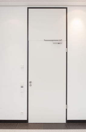 Dörrstängare TS 3000 V und TS 5000 R i kontors- och företagsfastighet Dörrstängarna passar in perfekt i helhetsbilden med sin minimala design. Dessutom möjliggör de ett optimalt enkelt tillträde.