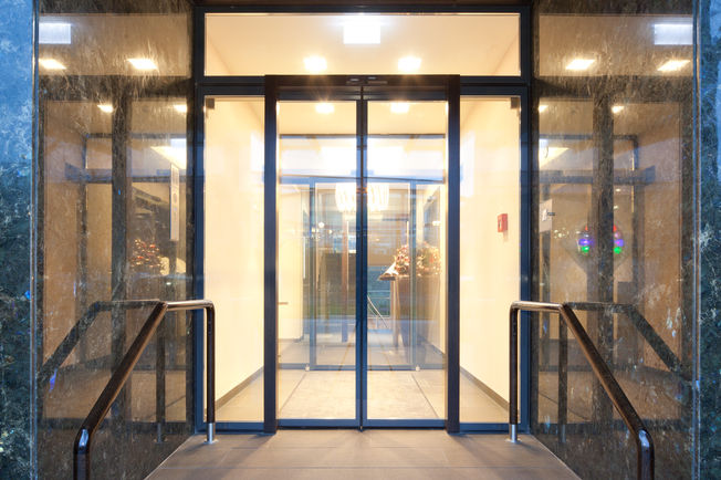 Automatic sliding door Slimdrive SL-FR with IGG, side panels walls and fanlight in the Eberhards Hotel and Restaurant in Bietigheim-Bissingen Specially designed for installation in emergency exits, the sliding door system finds GEZE Slimdrive SL-FR application when safety is a priority.