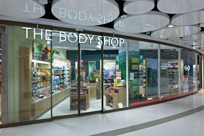 Automatic sliding door drive Slimdrive SLV (corner sliding door) at Stachus Passages in Munich Very smooth low-wear automatic linear sliding door system with low height and clear design line for optimum ease of access.