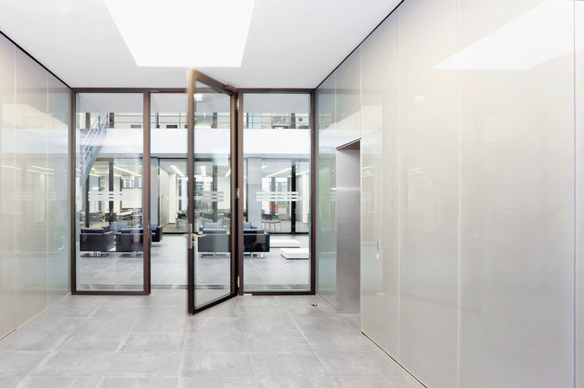 Deurdranger TS 5000, geïnstalleerd in het bedrijfsgebouw van Generali in Keulen. De deurdranger maakt optimaal gebruiksgemak mogelijk en past perfect in het totaalbeeld. De TS 5000 biedt niet alleen een hydraulische eindslag, maar ook een openingsdemping.