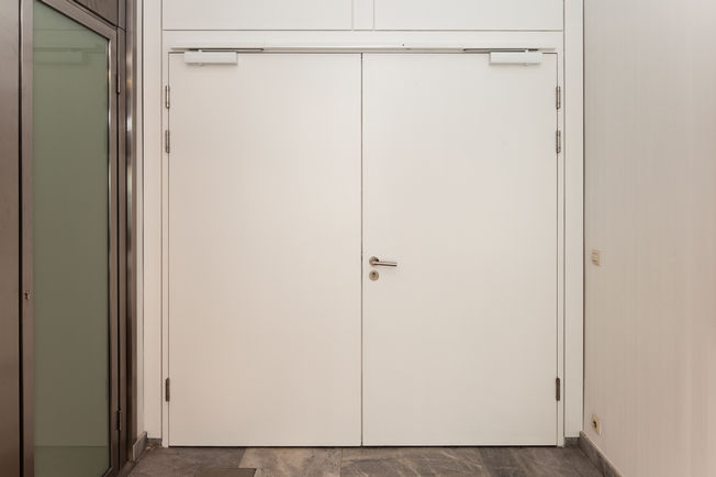 Felső szerelésű, csúszósínes ajtózár TS 5000 R-ISM TS 5000 R-ISM, Felső szerelésű, csúszósínes ajtócsukó rendszer kétszárnyú ajtókhoz csukássorrend szabályozással és füstkapcsolóval, a GEZE GmbH-nál Leonbergben.