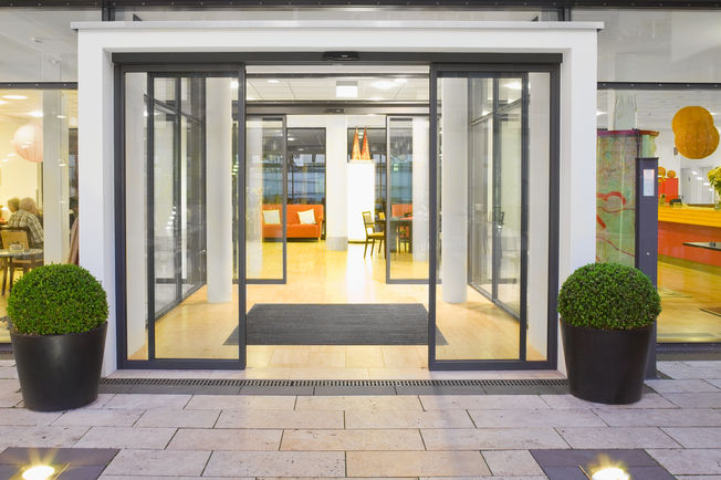 Automatische schuifdeuraandrijving SL-BO, geïnstalleerd obij de p AWO Automatisch schuifdeursysteem voor vluchtroutes met een Break-Out-functie