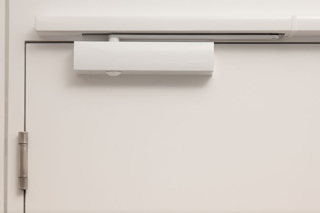 Felső szerelésű, csúszósínes ajtózár TS 5000 R-ISM TS 5000 R-ISM, Felső szerelésű, csúszósínes ajtócsukó rendszer kétszárnyú ajtókhoz csukássorrend szabályozással és füstkapcsolóval, a GEZE GmbH-nál Leonbergben.