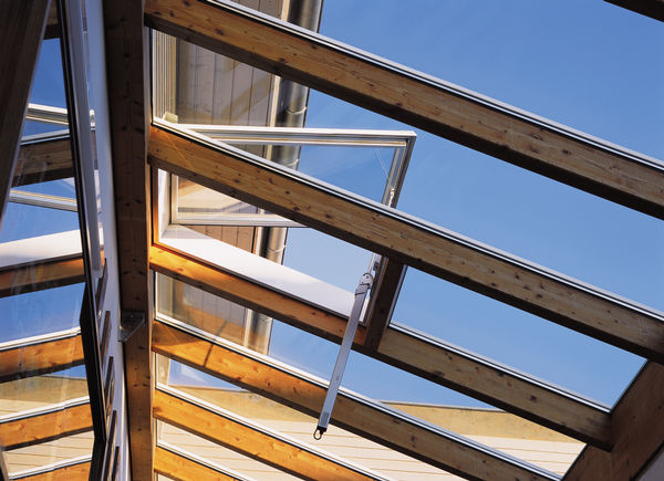 E 350 N electric spindle drive E 350 N can be put to universal use thanks to its extensive range of consolesInward opening and outward opening windows with bottom-hung, top-hung and side-hung leaves.Particularly suitable for slats and roof windows. Installation on wooden, plastic or metal windows.