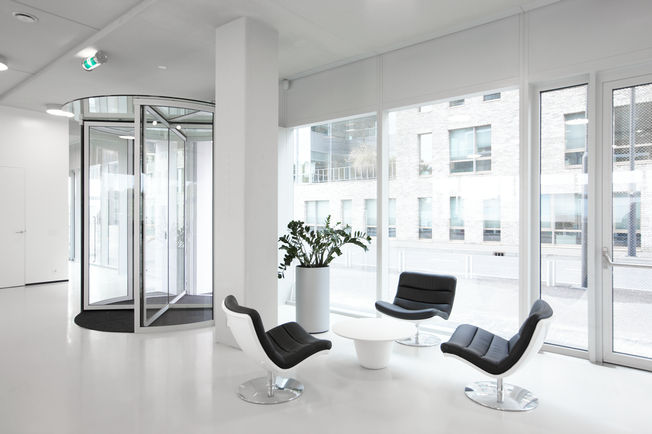 TSA 325 NT GG Passar för inomhusanvändning och skyddat område utomhus, med rörliga glasskiljeväggar.Har en arkitektonisk formgivning av hög kvalitet och kan kombineras med alla andra typer av element.