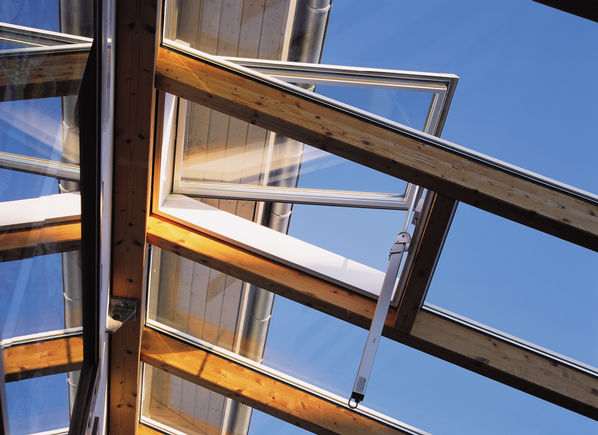 E 350 N spindeldrift E 350 N kan användas universellt tack vare ett omfattande konsolprogram Inåt- och utåtgående fönster med tipp-, topphängda och sidohängda fönster. Passar mycket bra till lamell- och takfönster. Montering på trä-, plast- eller metallfönster.