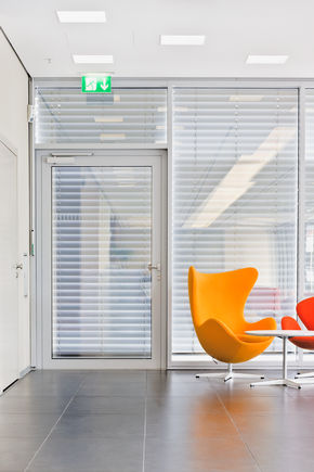 Deurdranger TS 5000 geïnstalleerd in het Rheinlandhaus in Keulen. Het deurdranger biedt een optimaal gebruiksgemak en past perfect in het totaalbeeld. TS 5000 biedt niet alleen een hydraulische eindslag, maar ook een openingsdemping.