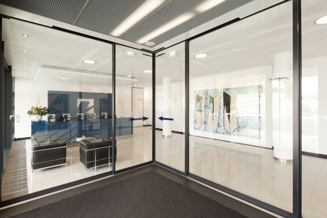 Automatic sliding door drive Slimdrive SLV (corner sliding door) at the office building of Häussler Global Office GmbH, Stuttgart Very smooth low-wear automatic linear sliding door system with low height and clear design line for optimum ease of access.