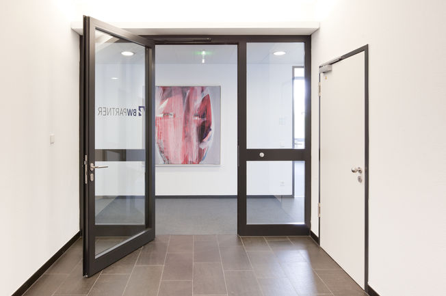 Ferme-portes TS 3000 V und TS 5000 R chez Häussler Global Office GmbH, Stuttgart. Les ferme-portes permettent un confort dʼutilisation optimal et sʼinsèrent parfaitement dans l’image globale. Le TS 5000 R et le TS 3000 V peuvent aussi être montés sur les portes coupe-feu et pare-flammes.