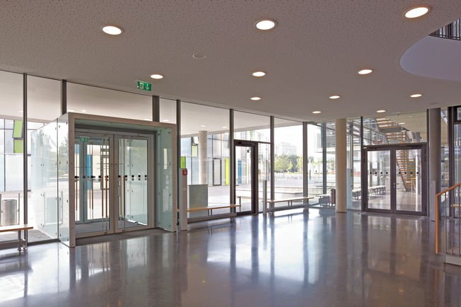 Entrance vocational school centre with swing doors and emergency exit The interaction of the TS 5000, Slimdrive SD Servo and TS 5000 R IS results in the optimum ease of access as well as the maximum accessibility.