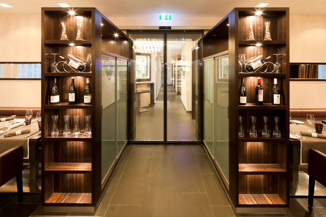 Automatic sliding door Slimdrive SL-FR with integrated all-glass in the Eberhards Hotel and Restaurant in Bietigheim-Bissingen Specially designed for installation in emergency exits, the sliding door system finds GEZE Slimdrive SL-FR application when safety is a priority.