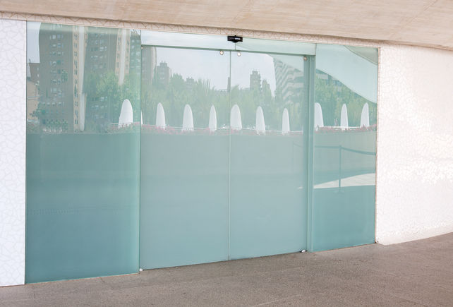Automatski sustav polukliznih vrata Slimdrive SC s GGS Automatski sustav polukliznih vrata Slimdrive SC s potpuno staklenim sustavom (GGS), ugrađen u Palacio de las Artes Reina Sofia, Valencija