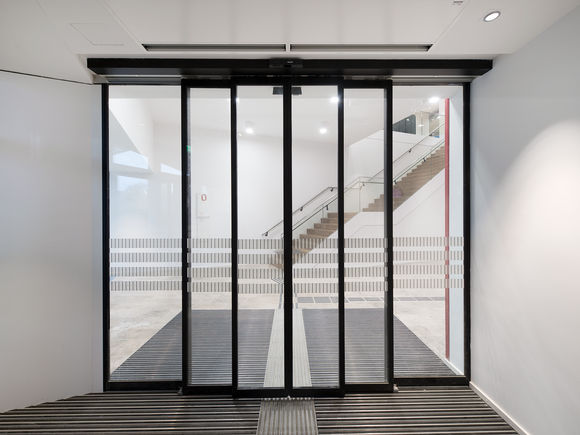Space-saving door systems, for example automatic folding leaf doors or telescopic sliding doors, can be used in locations where installing standard automatic door systems is impossible.