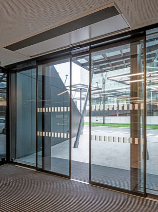 Дверні приводи 7 см заввишки відмінно підходять для дверного профілю екстер’єрних дверей, монтованого з великою увагою.