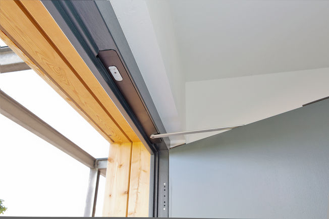Swing door drive ECturn Inside Swing door drive ECturn Inside integrated electromechanical swing door drive for barrier-free single leaf doors, installed in a private home