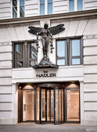 TSA 325 NT avec Slimdrive EMD-F Porte tournante manuelle et automatisme de portes battantes automatique Slimdrive EMD-F est installé au The Nadler Hotel à Soho, Londres